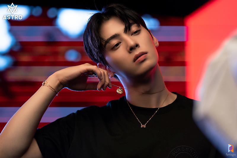 Nunus_noona's tweet photo. Eunwoo's ost is the theme song on the  web novel under the oak tree.

Cha Eunwoo's OST Release
Don't Cry My Love

#차은우_상수리나무아래_OST
#차은우 #ChaEunWoo

@offclASTRO https://t.co/yB6ecMgxtA