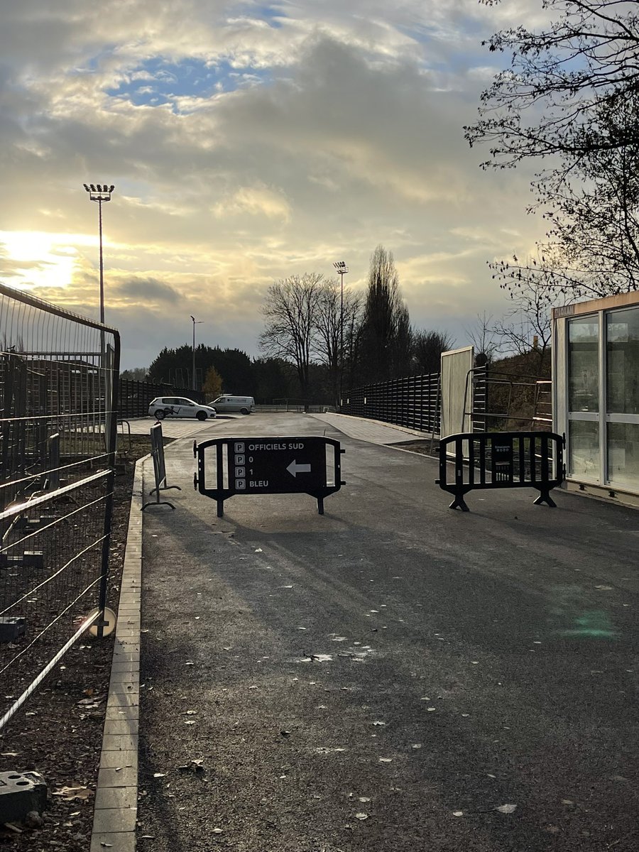 NewStade's tweet photo. 📍Parvis de La Tribune Ouest 

Les aménagements se poursuivent ; création des accès pour les bus d’équipes par exemple . https://t.co/bGxBlVCBrd