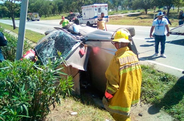 ElAragueno's tweet photo. Dos fallecidos en accidente de tránsito en Puerto Cabello - https://t.co/bqw9mlPEyU https://t.co/npf7GIgluN