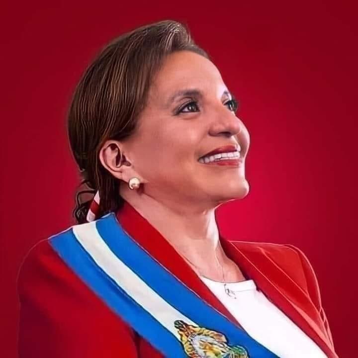 esilvacuadra's tweet photo. Saludamos desde Chile la histórica victoria de #XiomaraCastro @XiomaraCastroZ  quién asumirá como en la primera mujer Presidenta de Honduras 🇭🇳 La izquierda @PartidoLibre y el pueblo revierten con un contundente triunfo desde el golpe 12 años de represión y corrupción neoliberal. https://t.co/LUjKL9a88S