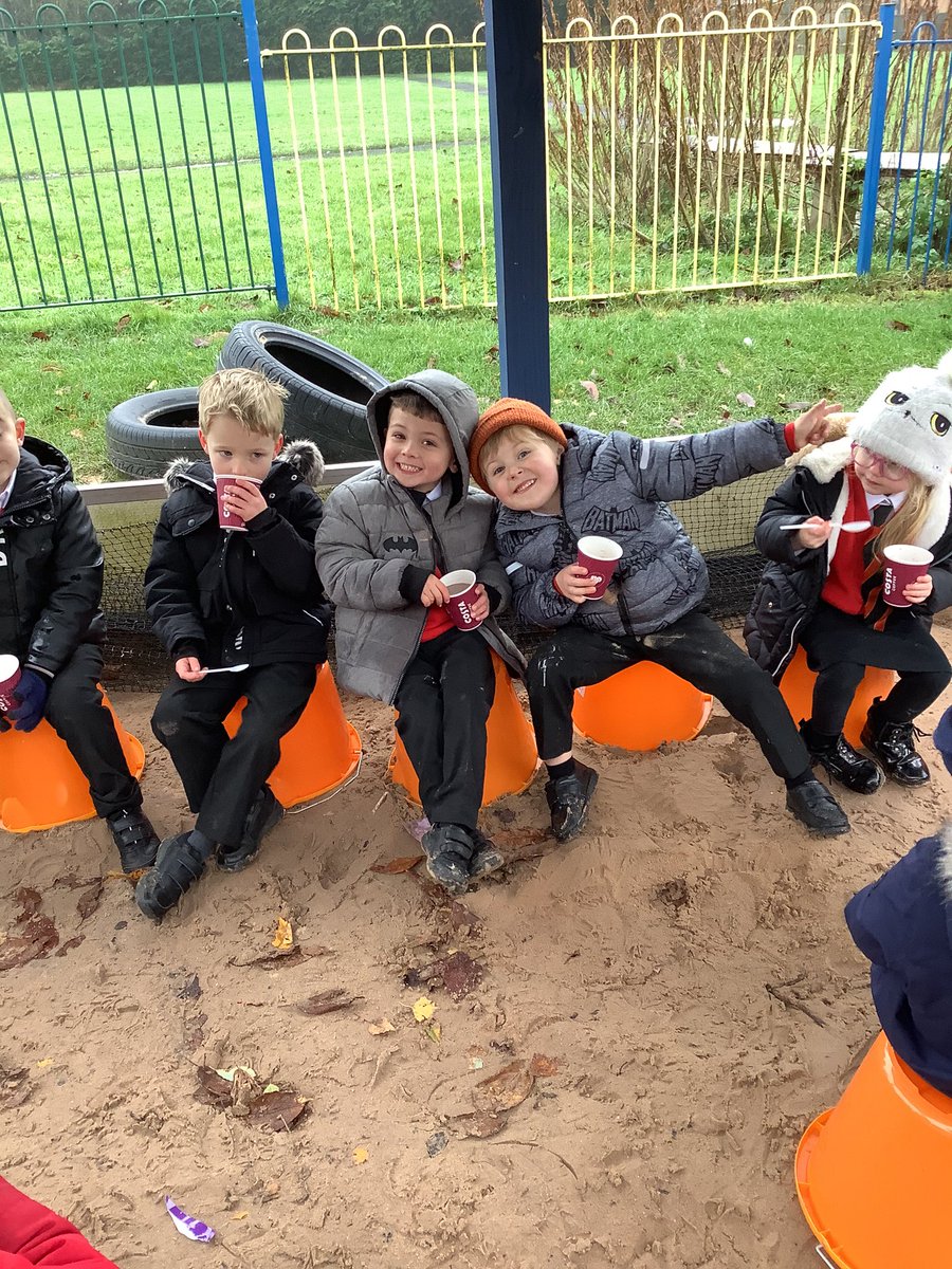 stgregorys_EYFS's tweet photo. @CostaCoffee We’ve had lots of fun exploring our icy outdoor area and afterwards we decided to create our own Costa drinks!👍😊 https://t.co/zbstNHcpQ7