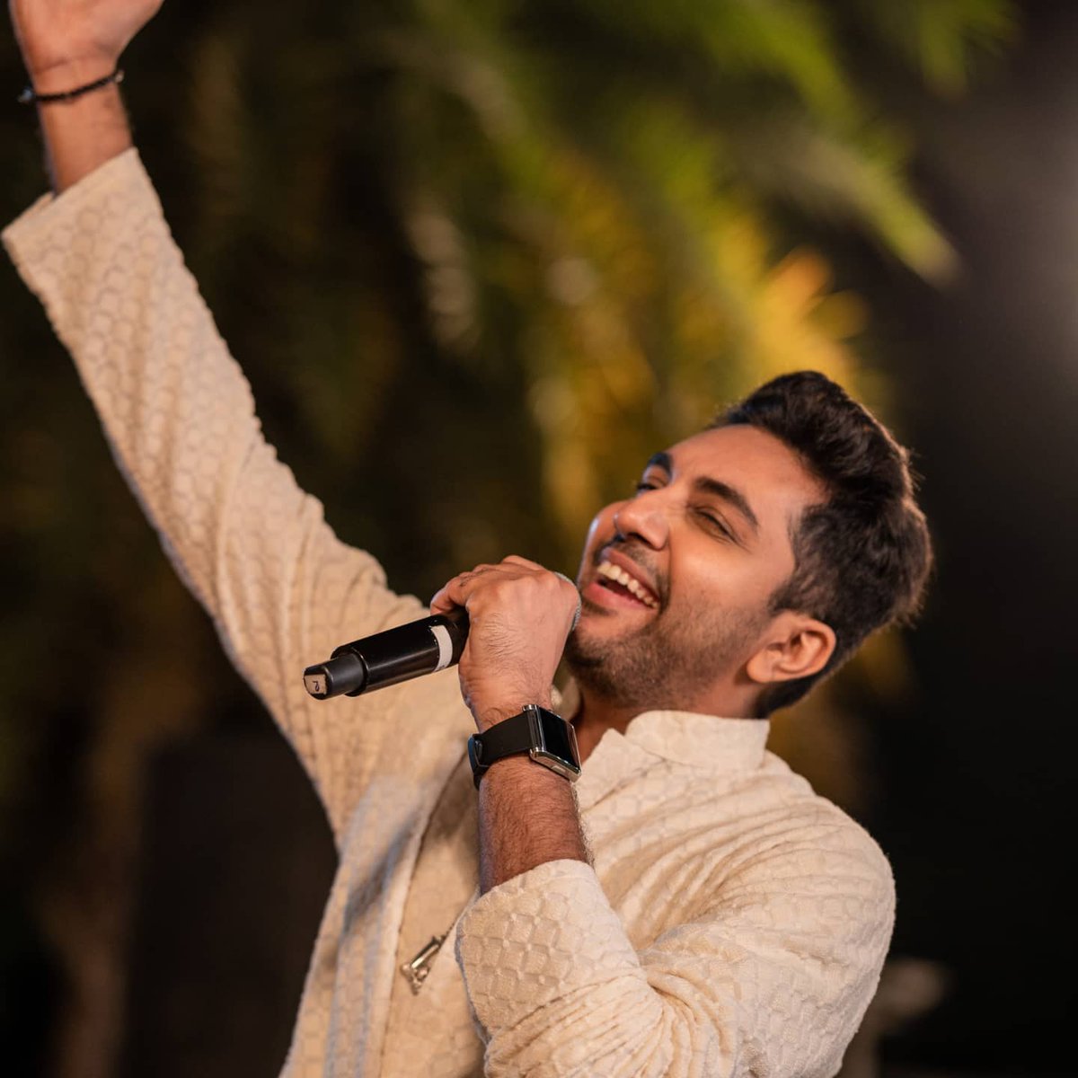 parthoza25's tweet photo. Inner peace and happiness is all that matters 🧡
📸 @ridhamgajjarphotography
#music #musical #stayhappy #happiness #meditation #staymusical
#livegig #portraits #portrait #aboutlastnight #carousel #parthoza #parthozagarba #parthozalive #smile #musicislife #musicismylife https://t.co/04ZbDk49Pt