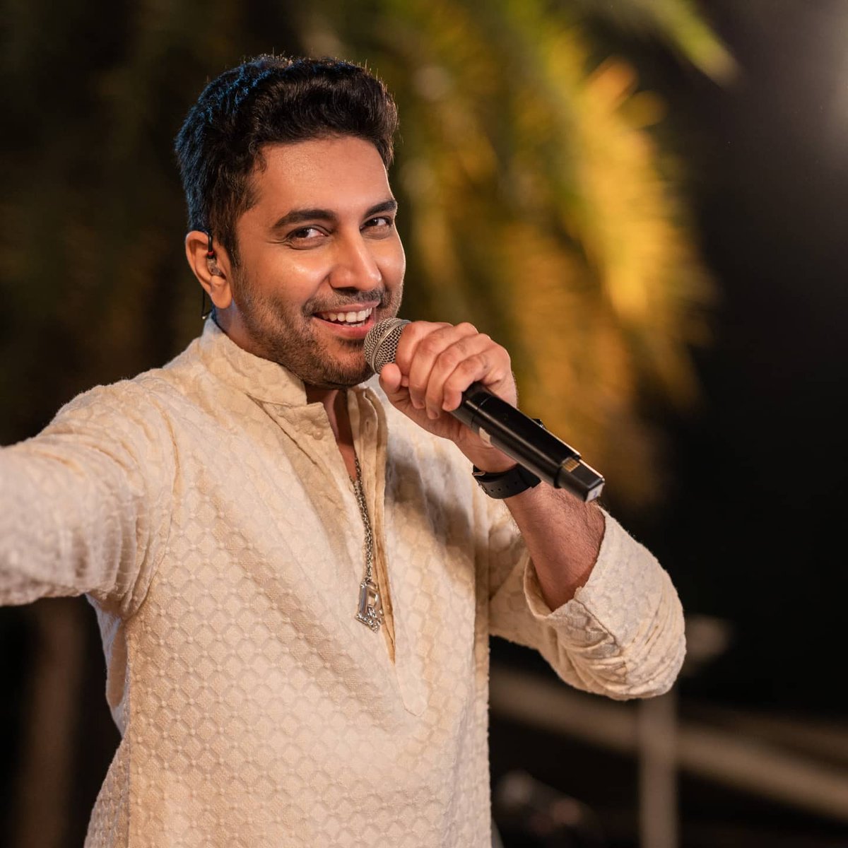 parthoza25's tweet photo. Inner peace and happiness is all that matters 🧡
📸 @ridhamgajjarphotography
#music #musical #stayhappy #happiness #meditation #staymusical
#livegig #portraits #portrait #aboutlastnight #carousel #parthoza #parthozagarba #parthozalive #smile #musicislife #musicismylife https://t.co/04ZbDk49Pt