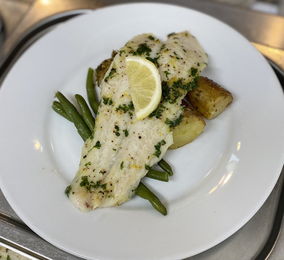 RLong08's tweet photo. Today lunch was a lemon baked bass fillet on garlic &amp; butter roast potatoes with green beans or a chilli jacket potato. Our BeNCH project residents enjoyed extra cheese on their potatoes &amp; extra butter on their fish dish. As well as BOOSTED custard on their pear &amp; ginger cake. https://t.co/iRvfP0VJZG