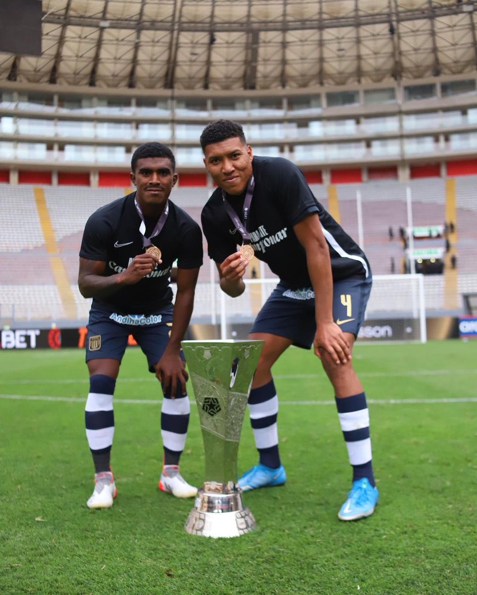 oslimgmp's tweet photo. Primeramente agredecer a DIOS 🙌🏾🙏🏾 feliz por mi 1er titulo nacional 🥇🏆 gracias a todos por los que siempre estuvieron con nosotros , especialmente a la hinchada por estar siempre pendiente de mi persona en todo momento , gracias ala hinchada @ClubALoficial . Gracias amores .. https://t.co/3cpbkUeLmF