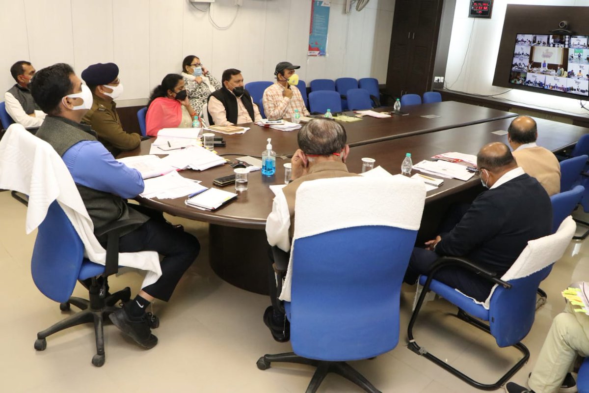 dmnarsinghpur's tweet photo. मुख्यमंत्री श्री शिवराज सिंह चौहान ने कमिश्नर-कलेक्टर्स एवं पुलिस अधीक्षकों की वीडियो कॉन्फ्रेंस को किया संबोधित

हितग्राहीमूलक योजना में बेहतर कार्य करने पर मुख्यमंत्री ने नरसिंहपुर कलेक्टर श्री @RohitSinghIAS  को दी बधाई

RM: https://t.co/4Xz9s2EfdJ https://t.co/2XqEK0jbqK