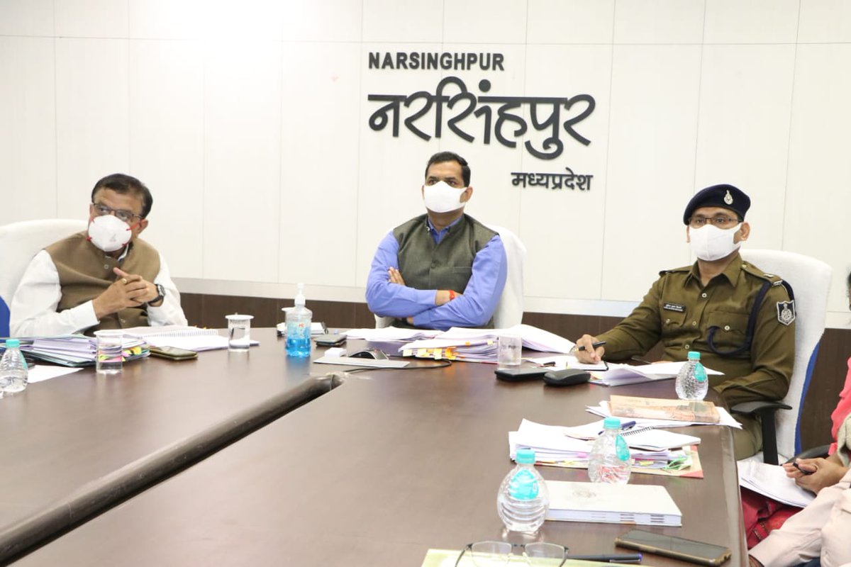 dmnarsinghpur's tweet photo. मुख्यमंत्री श्री शिवराज सिंह चौहान ने कमिश्नर-कलेक्टर्स एवं पुलिस अधीक्षकों की वीडियो कॉन्फ्रेंस को किया संबोधित

हितग्राहीमूलक योजना में बेहतर कार्य करने पर मुख्यमंत्री ने नरसिंहपुर कलेक्टर श्री @RohitSinghIAS  को दी बधाई

RM: https://t.co/4Xz9s2EfdJ https://t.co/2XqEK0jbqK