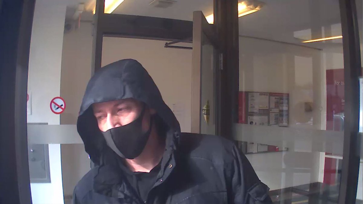 BrantfordPolice's tweet photo. BPS continue to investigate a bank robbery and seek suspect information. Updated suspect photos below. 
Anyone with info is asked to contact BPS at 519-756-7050 ext 2273 or CrimeStoppers at 1-800-222-8477 or https://t.co/DVLPNavv2v 

https://t.co/JIVY77c5sR https://t.co/CuZutelEgJ