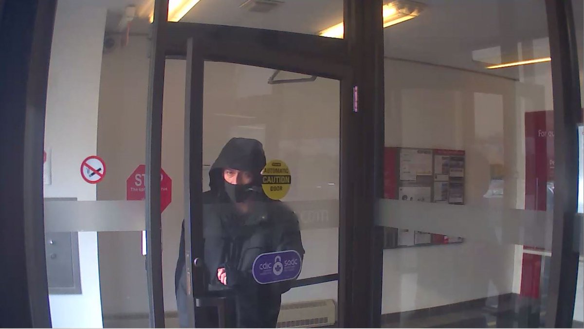 BrantfordPolice's tweet photo. BPS continue to investigate a bank robbery and seek suspect information. Updated suspect photos below. 
Anyone with info is asked to contact BPS at 519-756-7050 ext 2273 or CrimeStoppers at 1-800-222-8477 or https://t.co/DVLPNavv2v 

https://t.co/JIVY77c5sR https://t.co/CuZutelEgJ