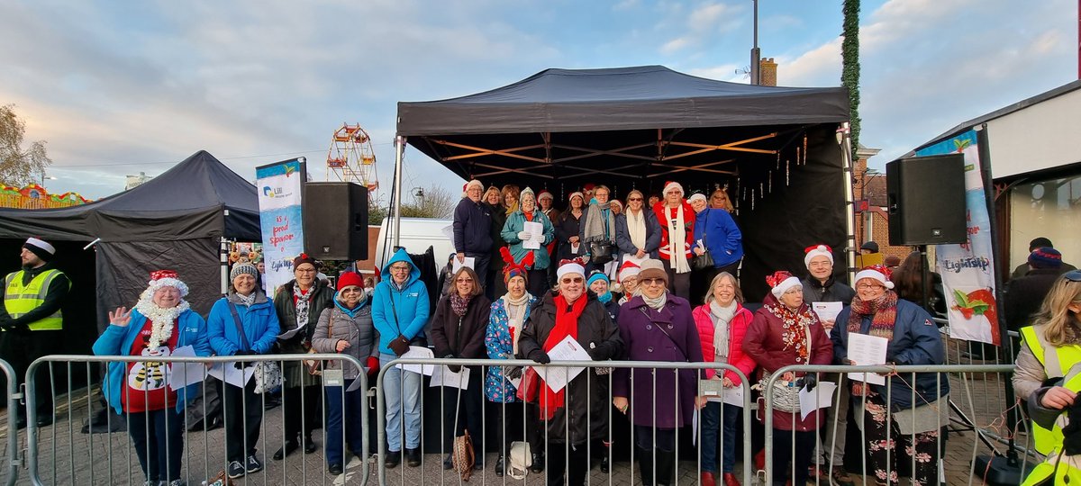 Tuneless Choirs Maidstone and Tonbridge out in full force yesterday, singing festive songs at #paddockwood lights up! 🤗💙🎄🎶
