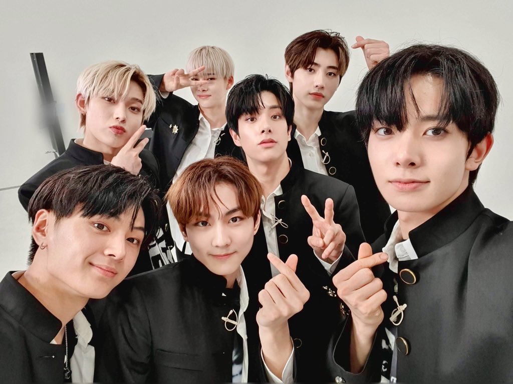 02EBOYS's tweet image. 1st anniv ♡