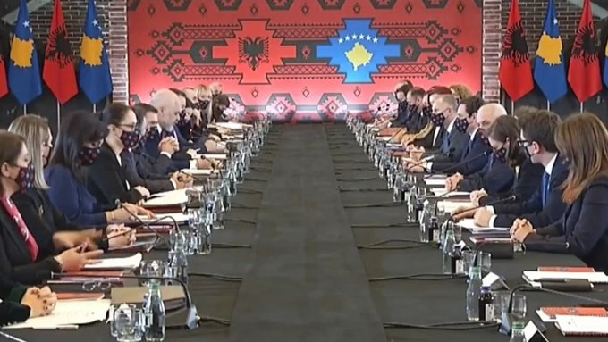 duteodor1's tweet photo. Za to vreme, članovi Partije kompletnih idiota se okupljaju u Šapcu uz pesmu "Oj Kosovo, Kosovo, zemljo moja.....", spremni da kidišu motkama i čekičima na  svoje sunarodnike. https://t.co/BWK5R8r0gT