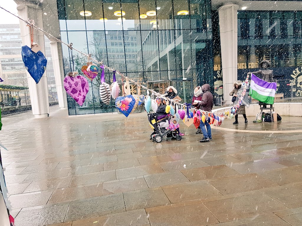 The snow was not going to stop 👇🏻 #HeartsForMurderedWomen  #OurEmmeline  ❤️#StPetersSquare @tweet_tdas @CountDeadWomen @JeanHatchet #IDEVAW #16days #16Daysofactivism #SayHerName #EnoughIsEnough 
❤️💛💚's for women hearts, lost to violence in 2020. @WEP_UK
@wepmanchester
@WES1919