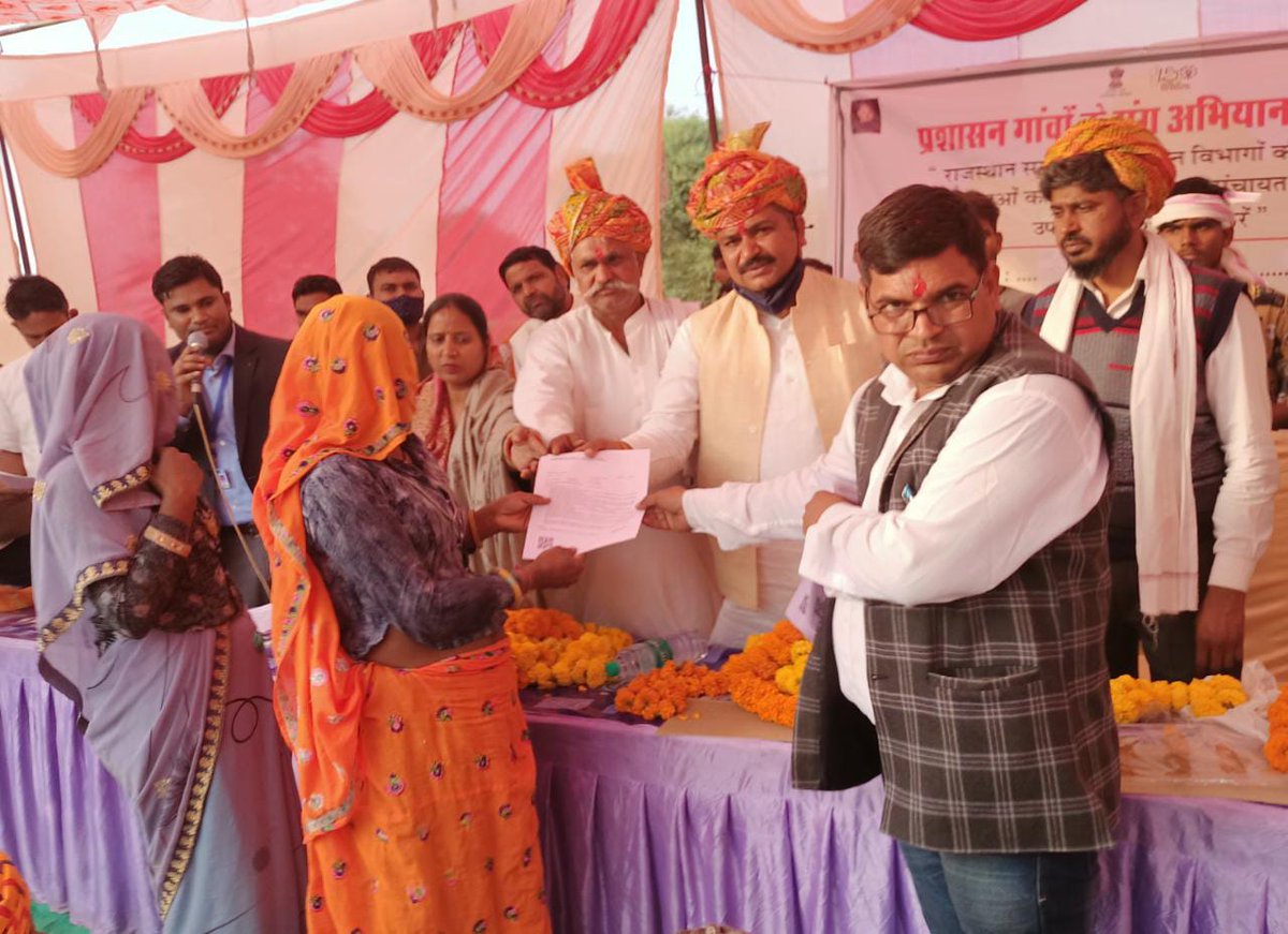 DMDCAlwar's tweet photo. प्रशासन गांवों के संग अभियान के तहत आज सामाजिक न्याय एवं अधिकारिता मंत्री श्री टीकाराम जूली ने ग्राम पंचायत बहादुरपुर एवं सारंगपुर में आयोजित शिविर का अवलोकन कर लाभार्थियों को प्रमाण-पत्र वितरित किये।
#PGKS #PSKS #अलवर_सतर्क_है @ashokgehlot51 @DIPRRajasthan @RajCMO https://t.co/gkdvlzWJAd