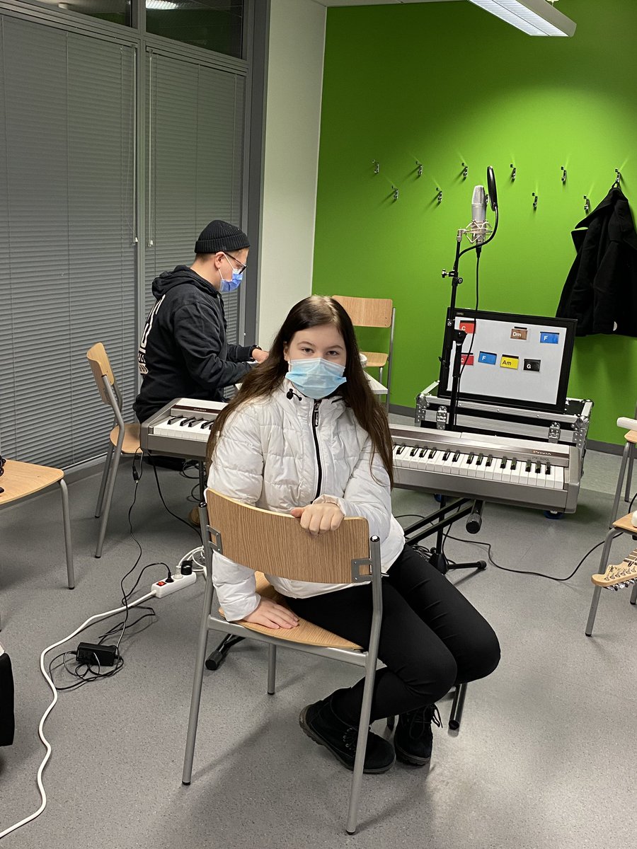 Keuda_Ammattiin's tweet photo. #aktiivinen #uniikki #keudalainen kiertue tutustui Taidot elämään -toimintaan. Keuda Sarviniitynkadulla toteutetussa työpajassa tuotetaan mm. musiikkia. Opiskelija Eva-Maria soittaa sähköpianoa, Juuson hoitaessa taustalla nauhoitusta kuntoon. 🤩💚 #ammatillinenkoulutus #valma https://t.co/JhOjcJhesY