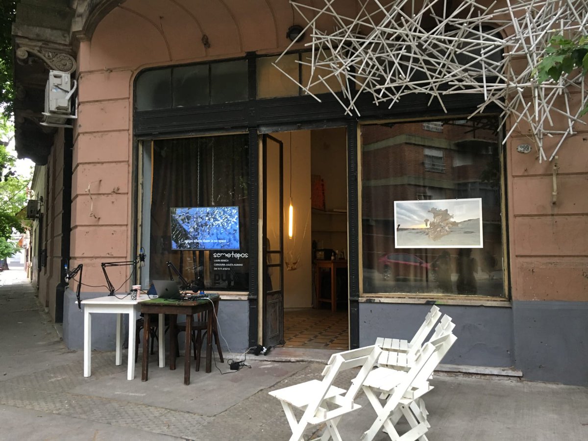 liminal_bits's tweet photo. Situar pieles y materialidades: Un episodio especial, abierto, grabado en la vereda de Dulce el 13 de noviembre de 2021. Una activación en el contexto de la muestra Semiotopias de Laura Benech, con curaduría de Julieta Agriano. 
👂 https://t.co/qITGxzNJuP https://t.co/UGVaQMvB8P
