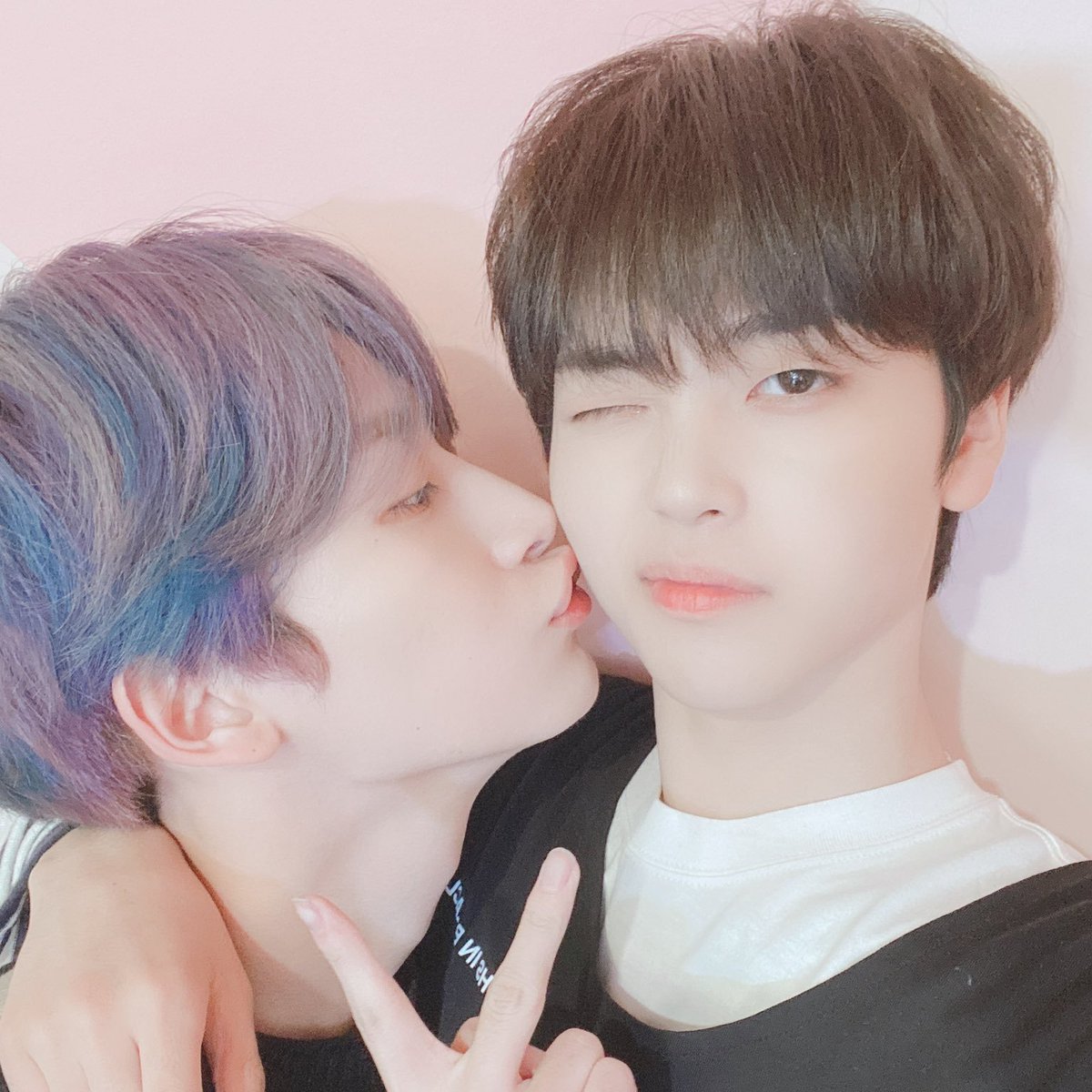 happy hyeongjun day!! 🐈🐩

#11월의보물_형준아_생일축하해 
#Hyeongjun_20th_Birthday