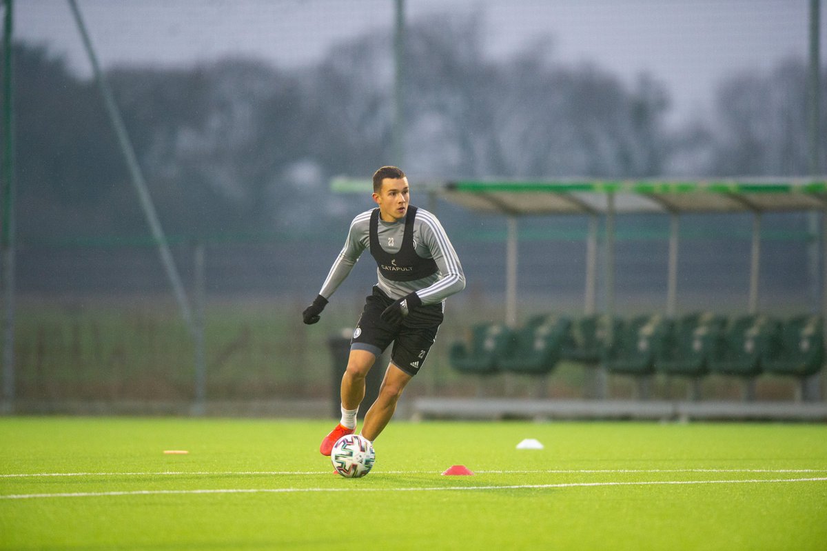 kuba_wydra's tweet photo. Dziś z pierwszym zespołem trenował Patryk Pierzak (rocznik 2003). 

Nie był jednak jedynym zawodnikiem #LegiaII na treningu, w zajęciach uczestniczyli też Karol Noiszewski (1999), Tomasz Nawotka (1997) i Rui Gomes (1997), którzy pracowali z "jedynką" już w ubiegłym tygodniu. https://t.co/09Am6PzQL2