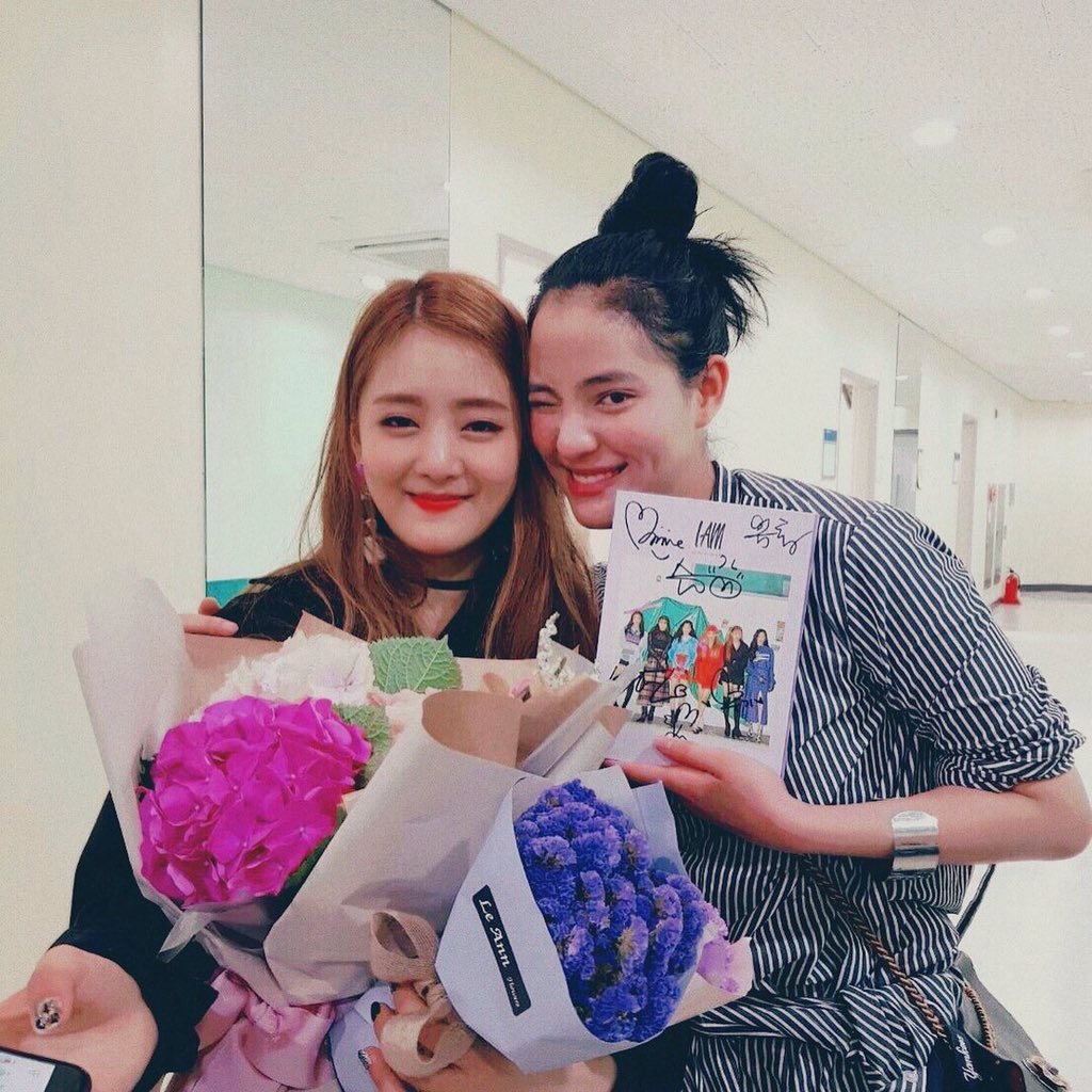 realsyndrome's tweet photo. ลูกหนังได้เดบิ้วแย้ว นางเป็นเพื่อนกับสรกับมินนี่ด้วย มีสาวแทกุกไลน์เพิ่มอีก 1 คนจ้า คอลเอ้าเริ่ม https://t.co/sRCQXlRFpu