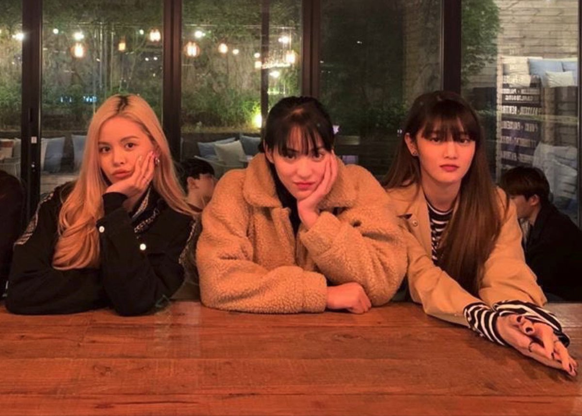 realsyndrome's tweet photo. ลูกหนังได้เดบิ้วแย้ว นางเป็นเพื่อนกับสรกับมินนี่ด้วย มีสาวแทกุกไลน์เพิ่มอีก 1 คนจ้า คอลเอ้าเริ่ม https://t.co/sRCQXlRFpu