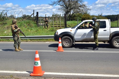 JdnAraucania's tweet photo. Efectivos militares de la JDN Araucanía, continúan realizando controles y patrullajes en las provincias de Malleco y Cautín, en apoyo y refuerzo a las policías, cumpliendo con el EEC-E, que consiste en llevar tranquilidad y seguridad a la ciudadanía @Ejercito_Chile @mindefchile https://t.co/UIO2cKtukJ