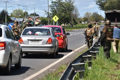 JdnAraucania's tweet photo. Efectivos militares de la JDN Araucanía, continúan realizando controles y patrullajes en las provincias de Malleco y Cautín, en apoyo y refuerzo a las policías, cumpliendo con el EEC-E, que consiste en llevar tranquilidad y seguridad a la ciudadanía @Ejercito_Chile @mindefchile https://t.co/UIO2cKtukJ