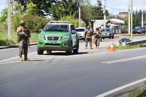 JdnAraucania's tweet photo. Efectivos militares de la JDN Araucanía, continúan realizando controles y patrullajes en las provincias de Malleco y Cautín, en apoyo y refuerzo a las policías, cumpliendo con el EEC-E, que consiste en llevar tranquilidad y seguridad a la ciudadanía @Ejercito_Chile @mindefchile https://t.co/UIO2cKtukJ