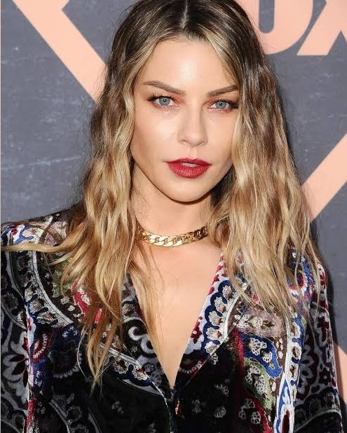 Happy birthday cute Lauren German  