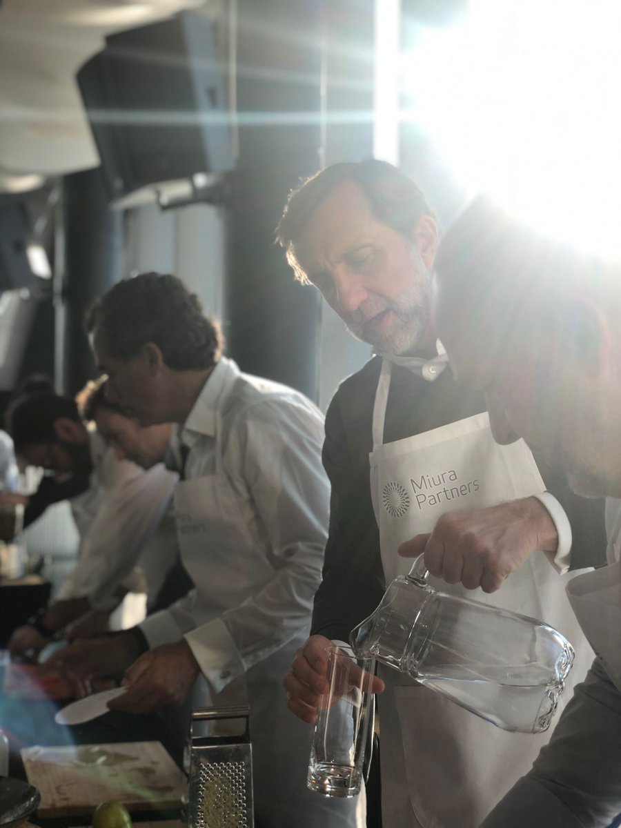 CEExperiences's tweet photo. 🥒 ZERO WASTE COOKING 
Otra forma de dar valor a la sostenibilidad, es cocinar sin desperdiciar nada de nada 😊
🍲Un evento lleno de concienciación y con dinámicas para convertirlo en un auténtico concurso de cocina zero waste.
💡Así lo hicimos en nuestro último evento. https://t.co/Vt0LxvHszW