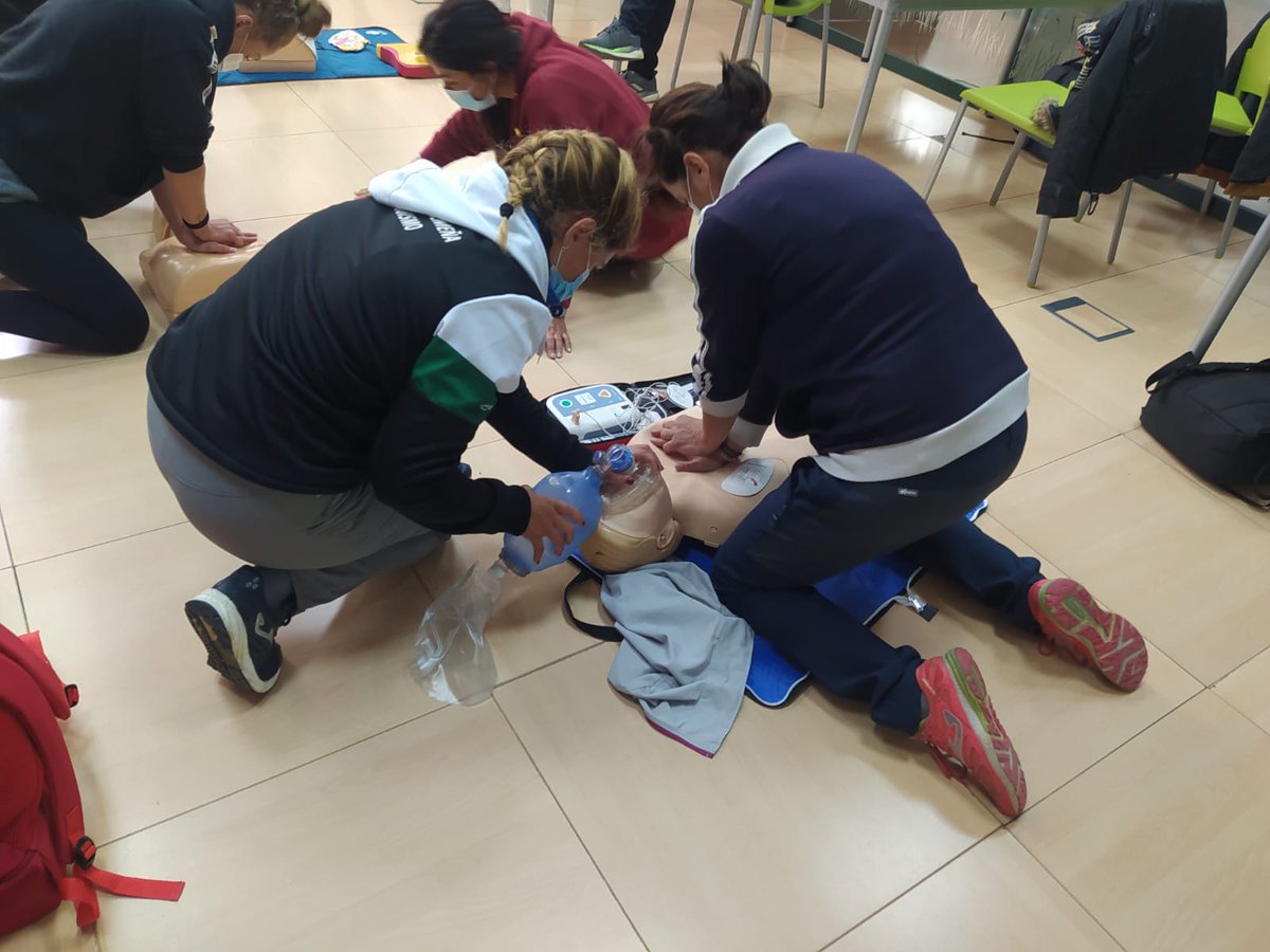 piraguismoextre's tweet photo. 📚Seguimos formándonos👩🏻‍💻📚
Ayer estuvimos en Cáceres, en las instalaciones de foremplex y de la piscina “ El Peru”.
Impartimos un curso de primeros auxilios🆘 y, de rescate acuático  ��‍♀️ para nuestr@s técnicos y palistas.👩🏻‍💼👨🏻‍💼📝🚣🏼‍♂️
@FJyD @DXTextremadura @DiputacionCC @DipdeBadajoz https://t.co/EoJoGBJJuV