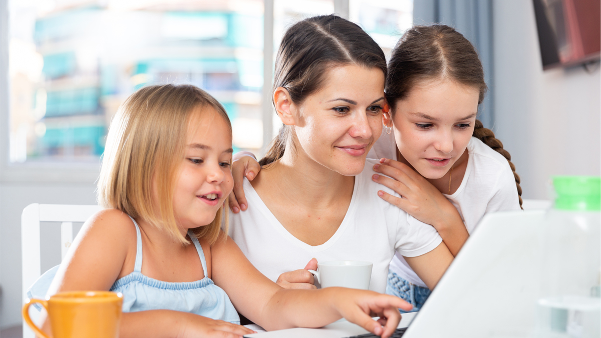 Allianz's tweet photo. At Allianz, we are investing around 1 billion euros of equity in deploying fibre in Austria. Up to 1 million Austrian households could be better connected by 2030, with rural areas receiving much needed access to fast fibre internet. Get the details here: https://t.co/d9h4kZR2cV https://t.co/ZnnWx8nAmI