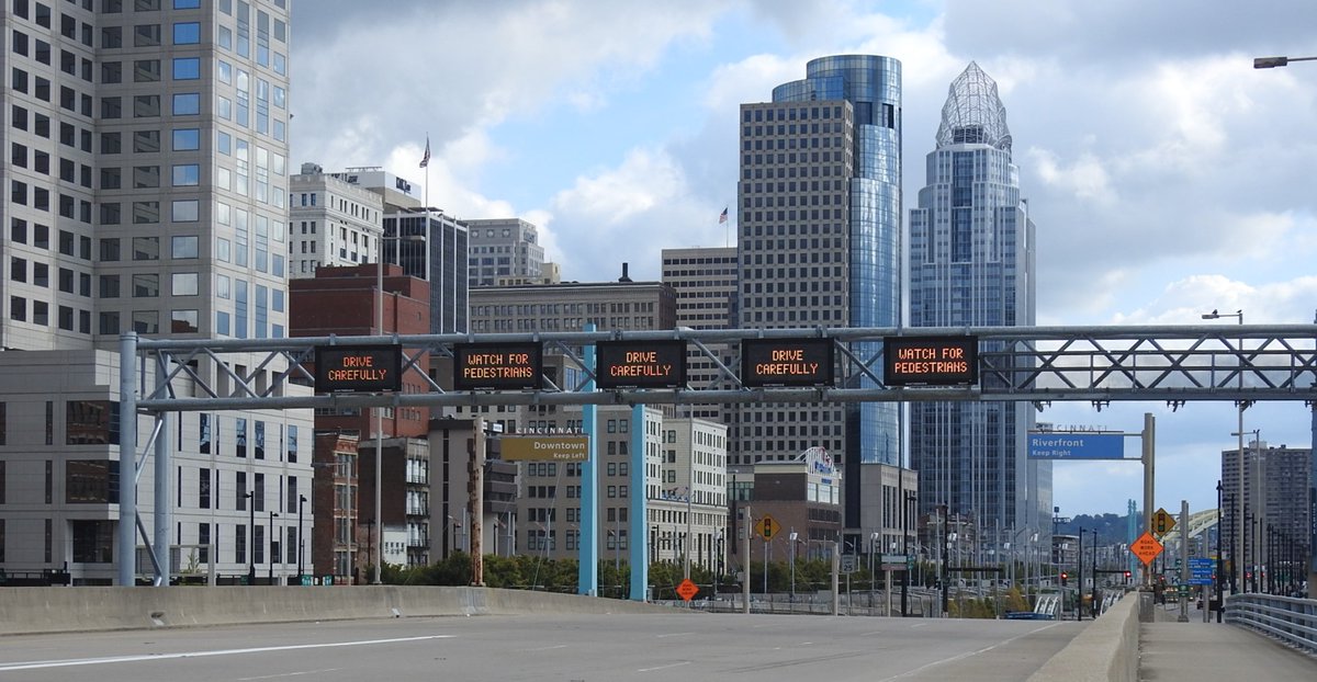 IBackTheBanks's tweet photo. #VariableMessageSignage makes your trip to, around, and from @TheBanksCincy smooth and easy! @CityOfCincy @HamiltonCntyOH @CincyParks @ODOT_Cincinnati https://t.co/1EInJ4yELF