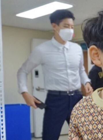 dohempathy's tweet photo. Que ganas de tropezar y caer accidentalmente en los bellos pectorales de Park Chanyeol https://t.co/PpkXmxtDRG