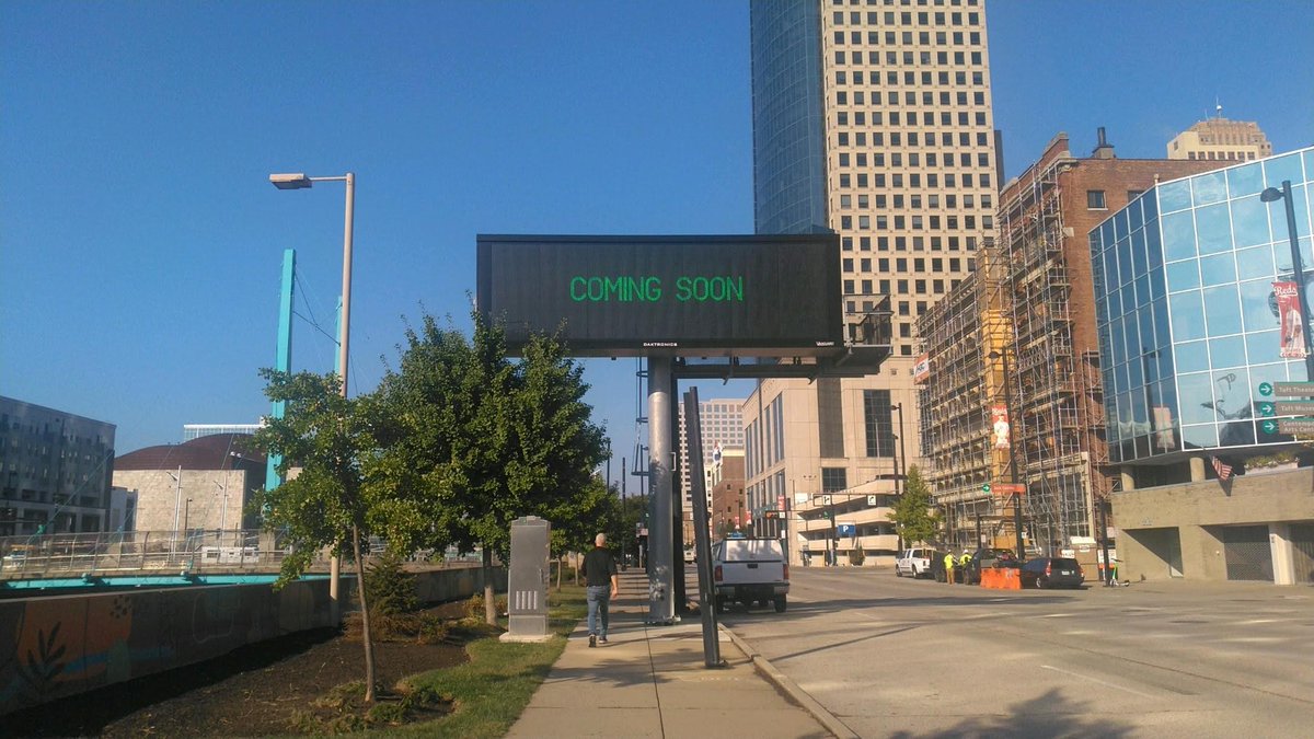 IBackTheBanks's tweet photo. #VariableMessageSignage makes your trip to, around, and from @TheBanksCincy smooth and easy! @CityOfCincy @HamiltonCntyOH @CincyParks @ODOT_Cincinnati https://t.co/1EInJ4yELF