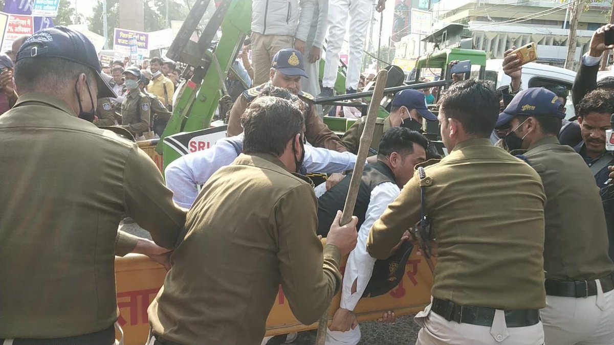 शिवराज सिंह की पुलिस ने आज मध्य प्रदेश में ओबीसी की पीठ जमकर तोड़ी है। वे राज्य में 27% ओबीसी आरक्षण माँगने का अपराध कर रहे थे। आप चाहें तो <a href="/ChouhanShivraj/">Shivraj Singh Chouhan</a> और <a href="/RSSorg/">RSS</a> को बधाई दे सकते हैं। #शर्म_करो_शिवराज