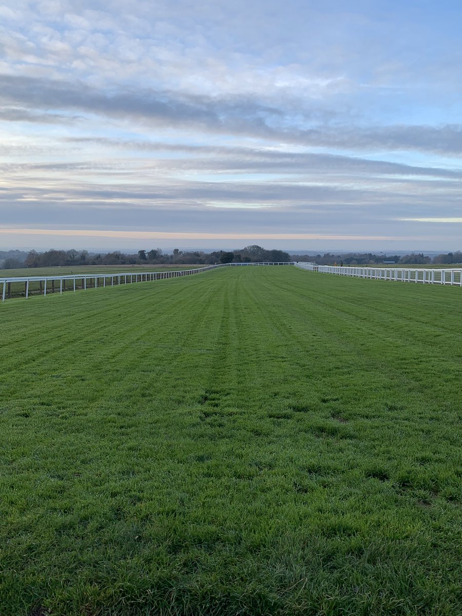 JayJaymill's tweet photo. Epsom downs flat race course. Lovely up here but boy it’s cold 🥶 #Epsomdowns #Epsomderby #sohighup https://t.co/ZxR68Z3pku
