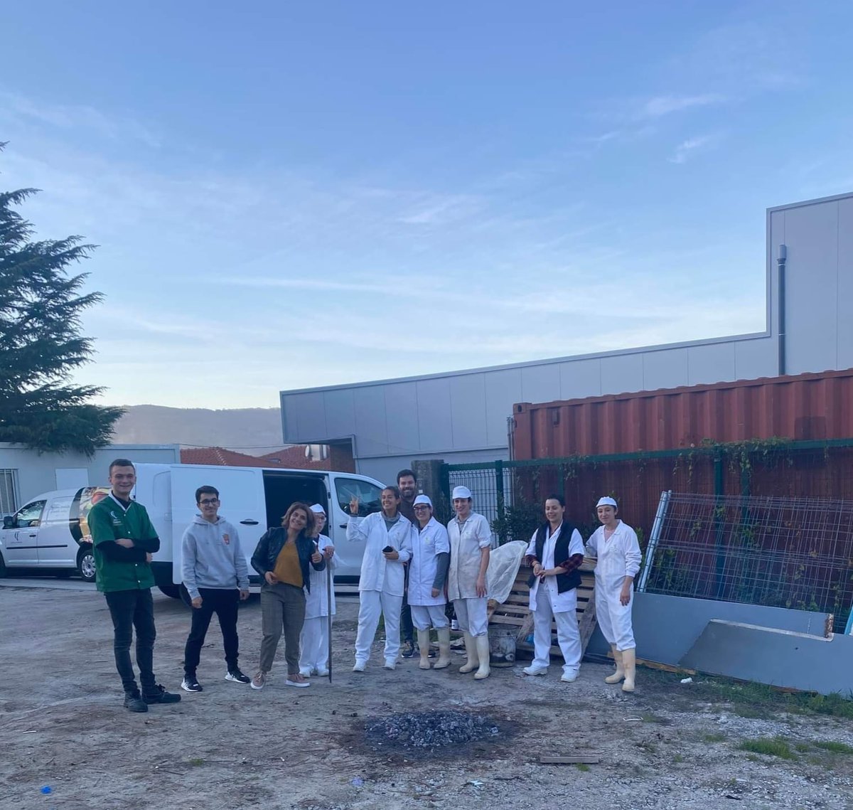 FinistereAltMin's tweet photo. 🇫🇷👫 Durant 4 semaines, Adrien, Baptiste, Gabriel et Joris de la MFR de Ploudaniel, sont venus réaliser leur stage en Alto Minho, dans le cadre du programme @ErasmusplusFR. Grand merci à la Quinta dos Fumeiros et à la Quinta da Pedra, et bravo aux élèves pour leur investissement! https://t.co/8Ny8MjyNIX