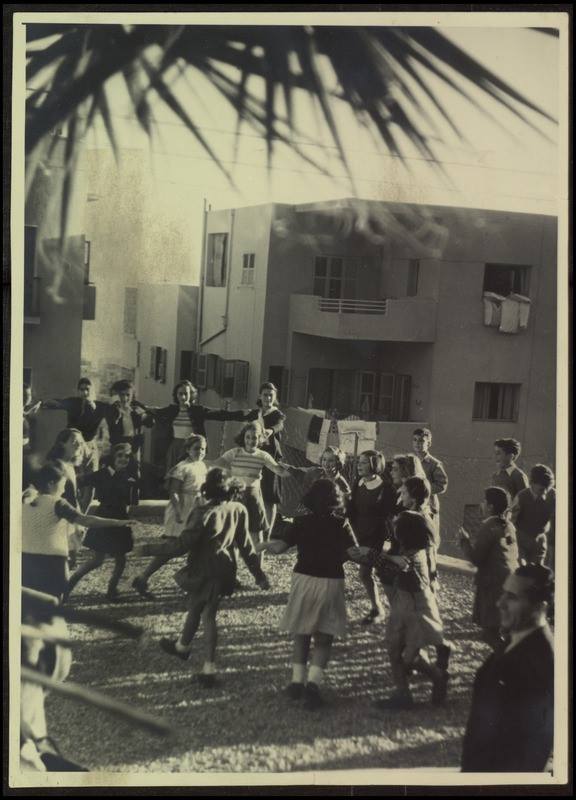 أطفال يهود في حيفا يحتفلون بقرار التقسيم الأممي رقم 181، القاضي بإقامة دولة قومية من جديد للشعب اليهودي…