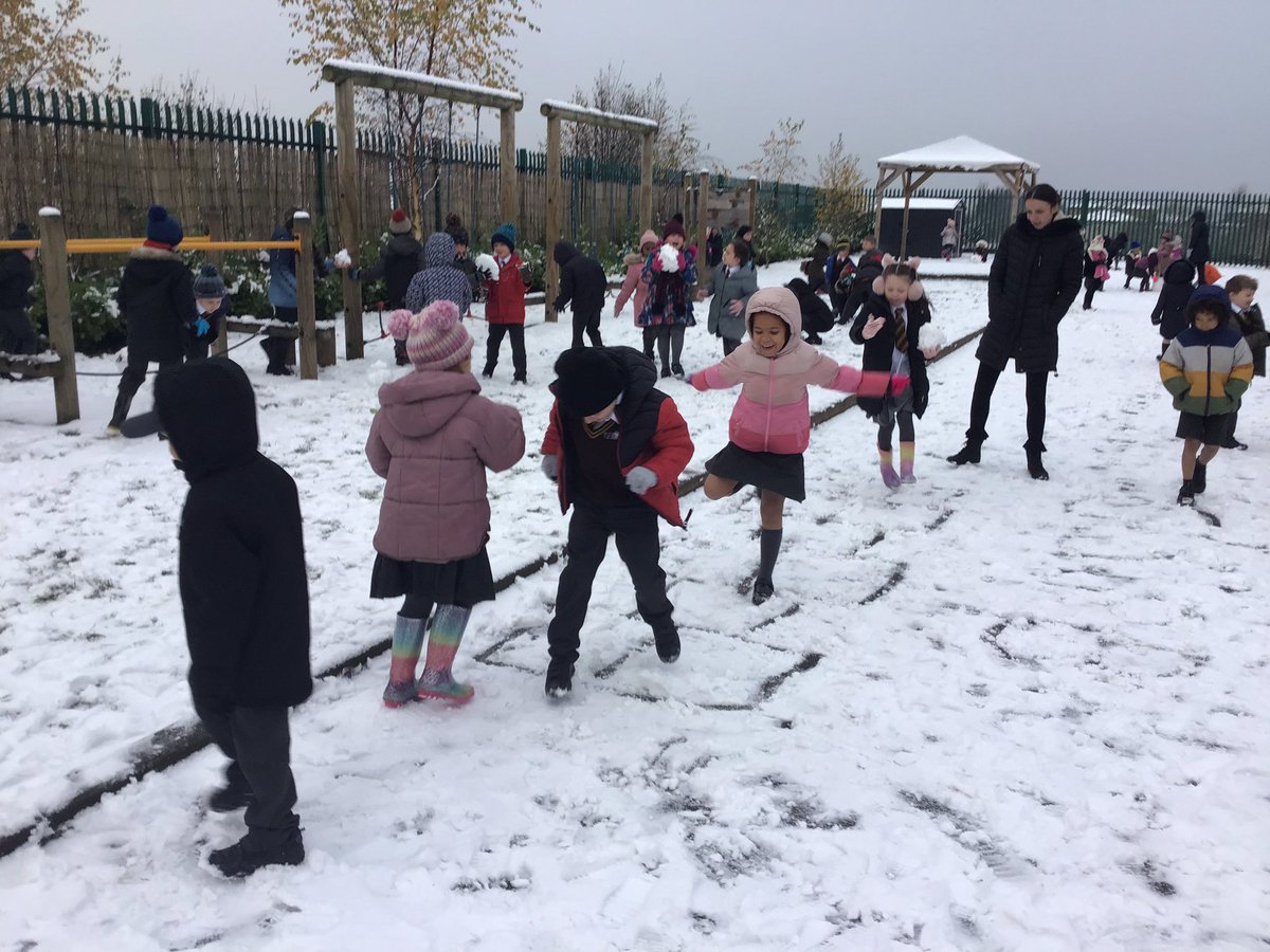 A fun afternoon playing in the snow … 🎵 Do you wanna build a snowman? 🎵 ☃️