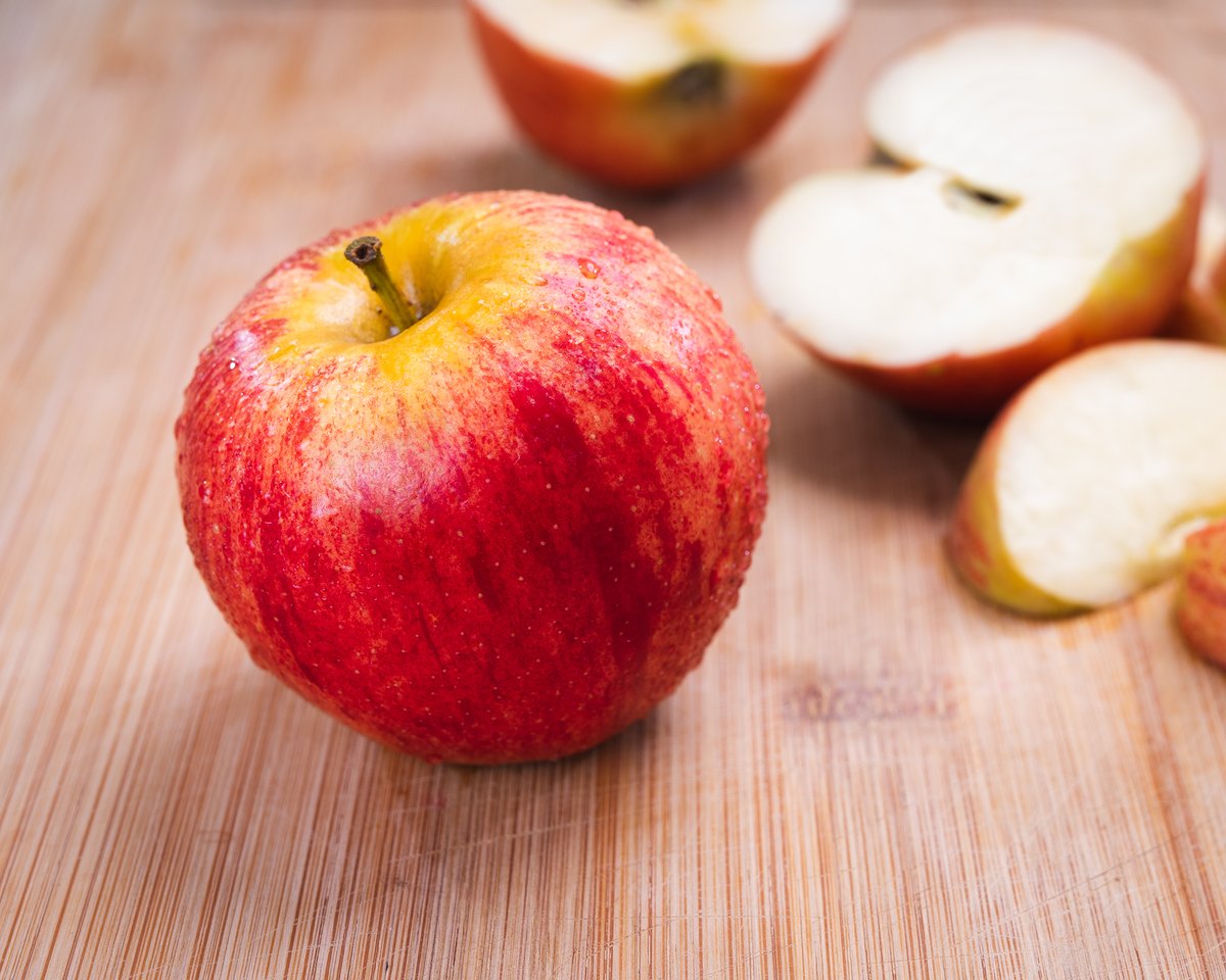 Sabías que la piel de manzana contiene pectina, que protege la mucosa intestinal. Por ese motivo, se recomienda comerla con cáscara
Además, es un alimento con un excelente valor nutricional. Muchos recomiendan comerla en ayunas. Esta y otras frutas, puedes pedirlas <a href="/DondeRafa_sv/">DondeRafa</a>