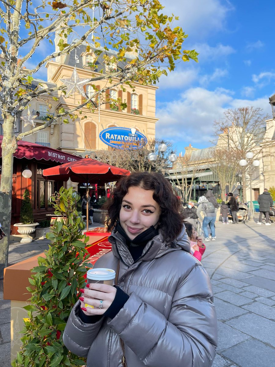 alsaied_tamara's tweet photo. It's a small world after all 🌏

#tamaraalsaied #Paris #travel https://t.co/bwUs4Dq6JS