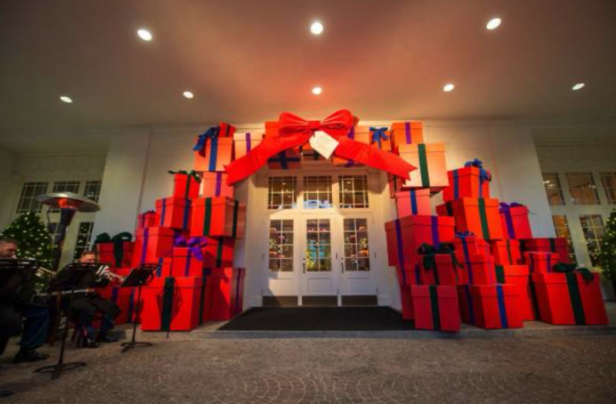 DineshDSouza's tweet photo. This is the what the Bidens settled on as Christmas decorations for the entrance to the West Wing. From the Obamas to the Bidens, the tastelessness and vulgarity of these people is evident for all to see. Compared to them, the Trumps were a paragon of style and elegance https://t.co/yoBH5PcVt6