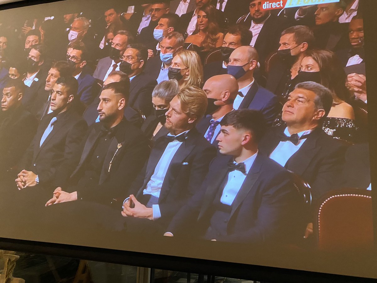 bertrandmo's tweet photo. Ca sent le gros cluster potentiel au ballon d’or… #live #Omicron https://t.co/1zUVHPBFki