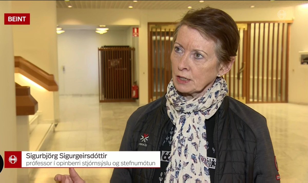 Dagur 1 af sameinuðu ráðuneyti háskóla og iðnaðar og prófessor í opinberri stjórnsýslu mætir í viðtal klædd jakka frá verkfræðistofu. Þetta kalla ég aðlögunarhæfni.