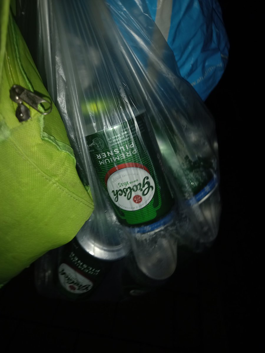 gdoz81's tweet photo. Laatste eer aan de laatste culttrainer gegeven vandaag.
Proost simon! #veuraltied #simonkistemaker https://t.co/VxkqYPgBdQ