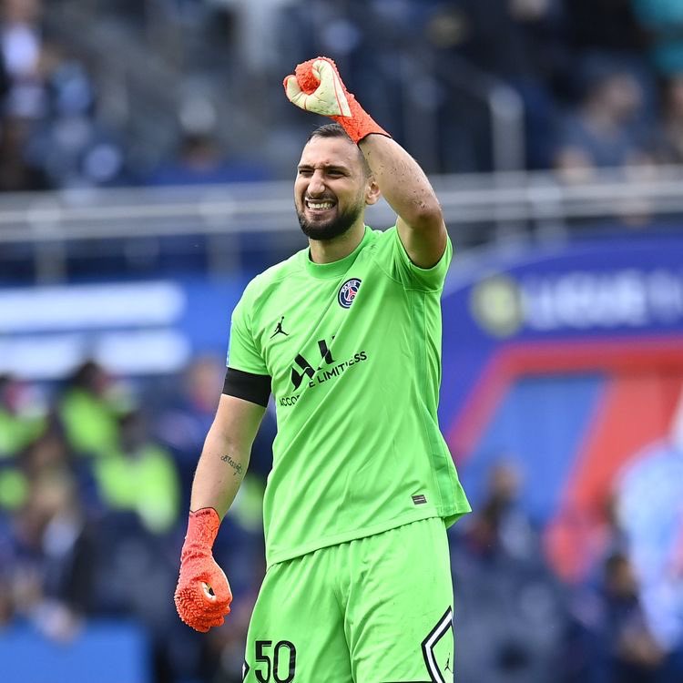 news_mates's tweet photo. #Donnarumma wins The Yachine Trophy 🤩
#BalondeOro #BallonDor #PallonedOro https://t.co/mdDex9p0MN