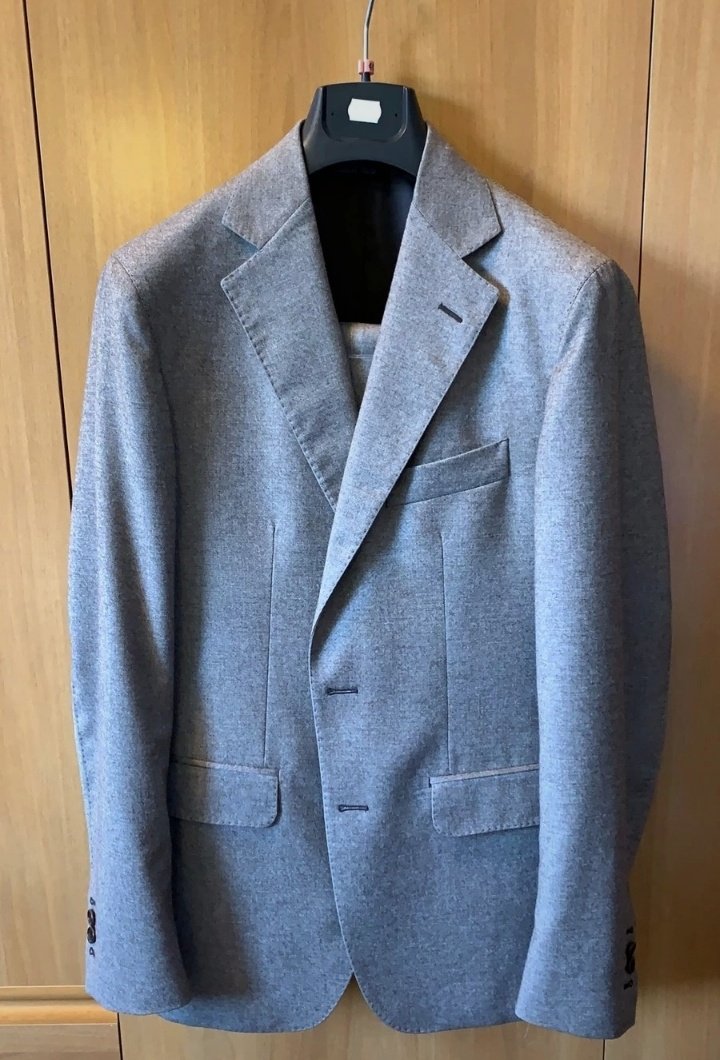 LDenicheurs's tweet photo. #Taille46 - 150 € - Très bon état 

Très beau costume en laine Loro Piana en laine.

https://t.co/vI1NC19YCZ https://t.co/eAz1rTsZNn