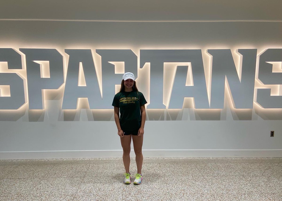 biancapizano13's tweet photo. I’m extremely excited to announce my verbal commitment to further my academic and athletic careers at Michigan State University!! Thanks to all my coaches, family, teammates, and friends who have helped and supported me along the way.💚🤍#GoGreen @MSUfieldhockey @ElectricsurgeHC https://t.co/VGODppdxqp