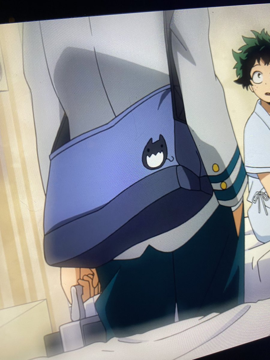 softkinqs's tweet image. cat on todorokis bag 🥺