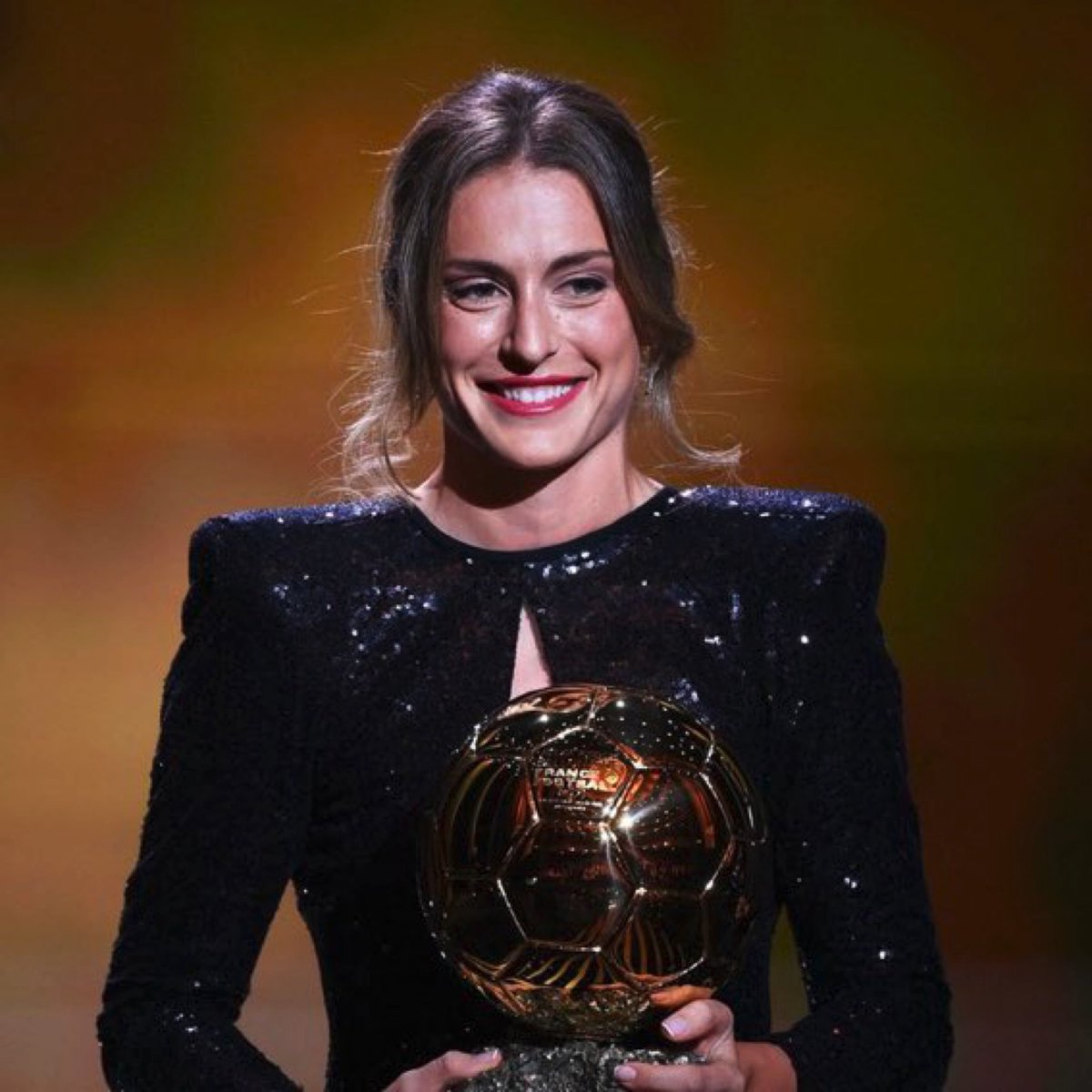 LaTdT's tweet image. OFICIAL. La blaugrana Alexia Putellas guanya la Pilota d’Or 2021. #BallonDor